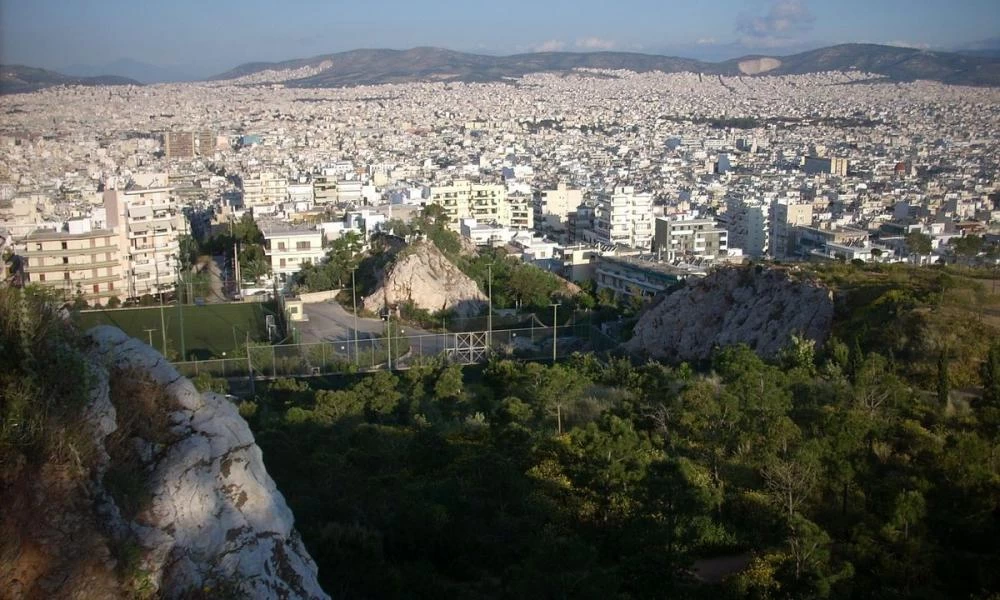 Σφαίρα βρέθηκε καρφωμένη σε οροφή αυτοκινήτου στο Αιγάλεω